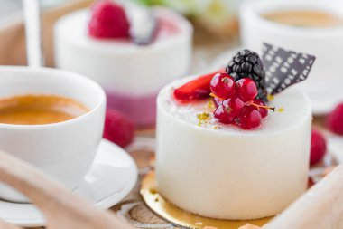 tatlı kek tablo yakın çekim üzerinde çilek ile