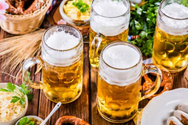 Ekim Festivali birası, krakerler ve tahtadan arka planda çeşitli Bavyera spesiyaliteleri.