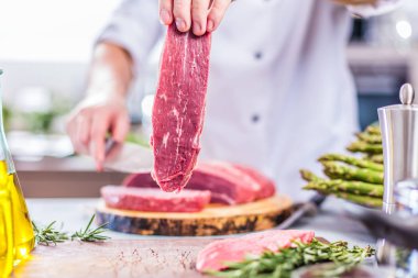 Yemek restoran mutfak şefi, o et veya biftek kesiyor 