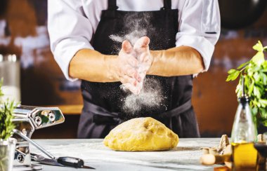 Erkek aşçı yemek hazırlama hamur pizza veya makarna için tablo 