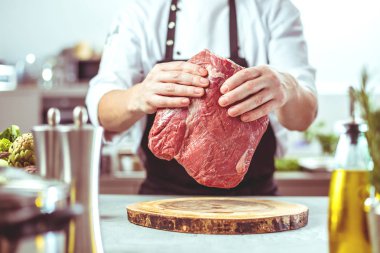 Yemek restoran mutfak şefi, o et veya biftek kesiyor 