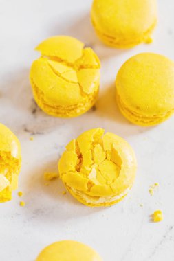 Fransızca macaroons. Beyaz arka plan üzerinde macaroons