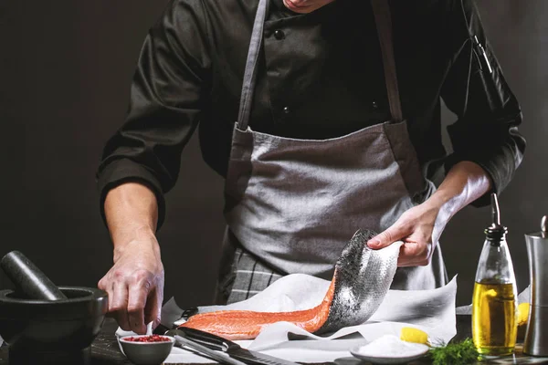 Μαγειρέψτε Μεγάλα Σολομού Στα Χέρια Του Σεφ Άνθρωπος Χρησιμοποιώντας Μαχαίρι — Φωτογραφία Αρχείου