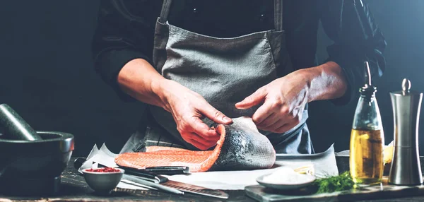 Salmón Grande Manos Del Cocinero Hombre Usando Cuchillo Para Cortar — Foto de Stock