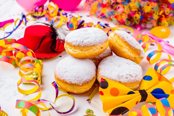 Karneval Puderzucker Donuts Mit Papierschlangen — Stockfoto