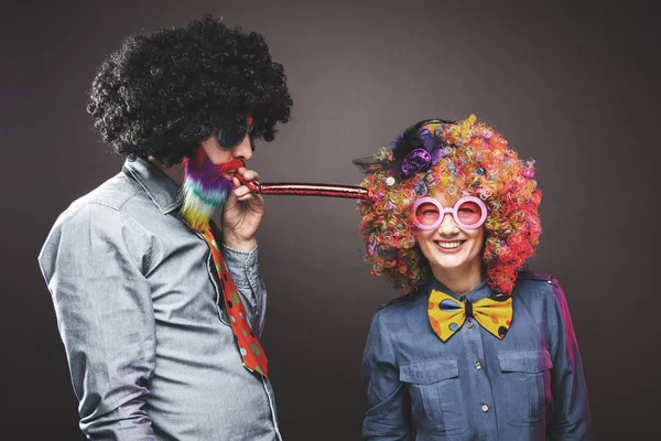 Homem Feliz Mulher Vestindo Perucas Cor Com Itens Festa — Fotografia de Stock