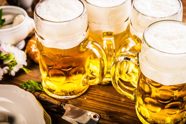 Wiesn Bier Brezeln Und Verschiedene Bayerische Spezialitäten Auf Holzboden — Stockfoto