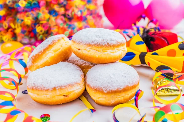 Karneval Puderzucker Donuts Mit Papierschlangen — Stockfoto