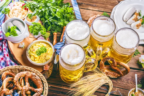 Oktoberfest Cerveja Pretzels Várias Especialidades Bávaras Sobre Fundo Madeira — Fotografia de Stock