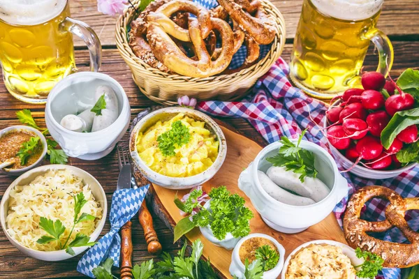 巴法力亚啤酒用软的椒盐脆饼在质朴的木桌上 慕尼黑 — 图库照片