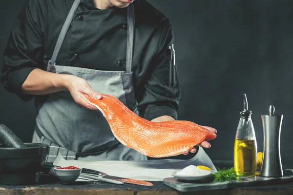 Salmón Grande Manos Del Cocinero Hombre Usando Cuchillo Para Cortar — Foto de Stock