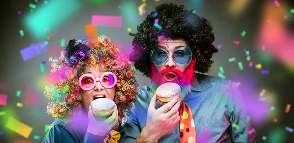 幸せな男と女のパーティー アイテムと色のかつらを身に着けています — ストック写真
