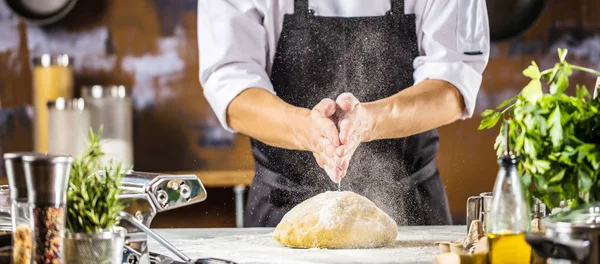 Manlig Kock Laga Förbereder Degen För Pizza Eller Pasta Bord — Stockfoto