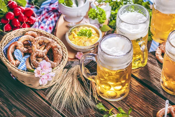 Oktoberfest啤酒 椒盐卷饼和各种巴伐利亚特产木制背景 — 图库照片