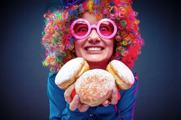 Mutlu Kadın Parti Öğeleri Ile Renk Peruk Giyiyor — Stok fotoğraf
