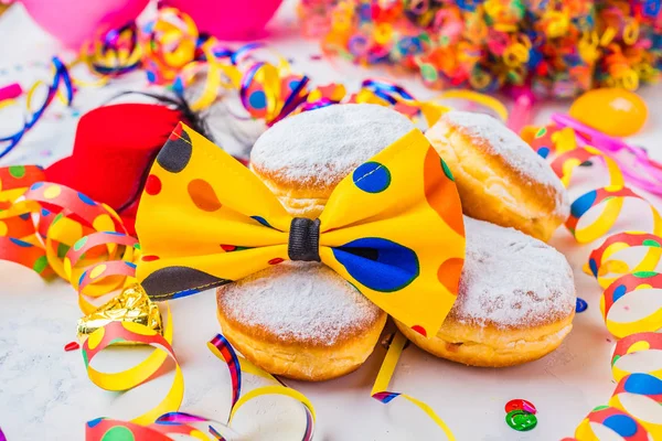 Karneval Puderzucker Donuts Mit Papierschlangen — Stockfoto