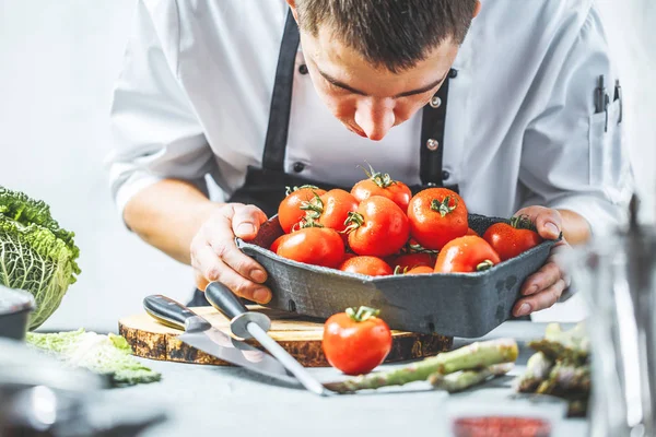 Chef Cuisinier Préparant Des Légumes Dans Cuisine — Photo