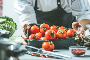 Şef aşçı sebze onun mutfakta hazırlanması