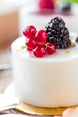 tatlı kek tablo yakın çekim üzerinde çilek ile