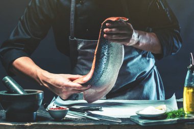 büyük somon elinde Şef aşçı. dilim somon fileto bıçağı kullanan adam 