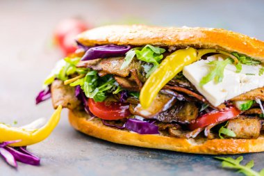 Lezzetli Kebap sandviç ahşap arka plan üzerinde