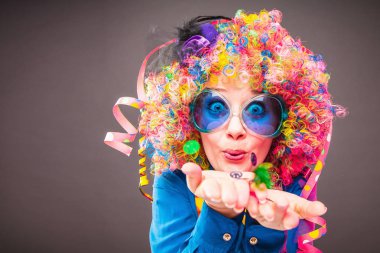 Peruk ve gözlük (Carneval kadın güzel parti portresi)