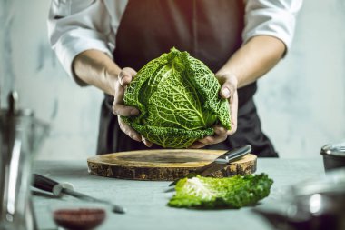 Şef aşçı sebze onun mutfakta hazırlanması