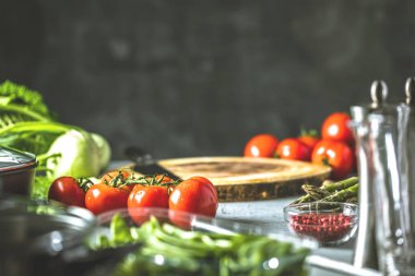 Şef aşçı sebze onun mutfakta hazırlanması