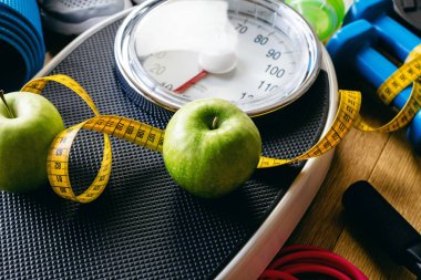 Spor ve egzersiz ekipman sağlıklı atıştırmalıklar, kilo kaybı ve fiziksel aktivite kavramı ile ahşap bir zemin üzerinde