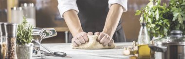 Erkek aşçı yemek hazırlama hamur pizza veya makarna için tablo 