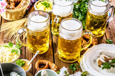 Ekim Festivali birası, krakerler ve tahtadan arka planda çeşitli Bavyera spesiyaliteleri.
