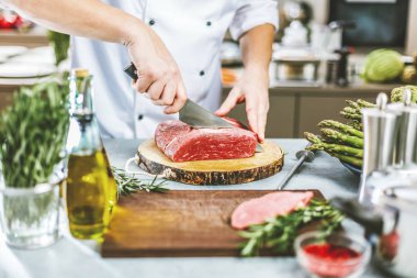 Yemek restoran mutfak şefi, o et veya biftek kesiyor 