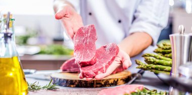 Yemek restoran mutfak şefi, o et veya biftek kesiyor 