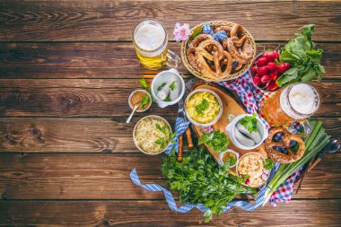 Ekim Festivali birası, krakerler ve tahtadan arka planda çeşitli Bavyera spesiyaliteleri.