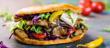 Lezzetli Kebap sandviç ahşap arka plan üzerinde