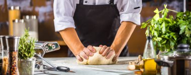 Erkek aşçı yemek hazırlama hamur pizza veya makarna için tablo 