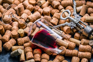 şarap, gözlük ve mantarlar koyu arka plan üzerinde yakın