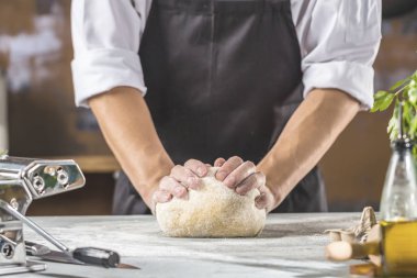 Erkek aşçı yemek hazırlama hamur pizza veya makarna için tablo 