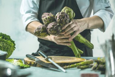 Şef aşçı sebze onun mutfakta hazırlanması