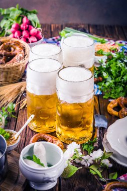 Ekim Festivali birası, krakerler ve tahtadan arka planda çeşitli Bavyera spesiyaliteleri.