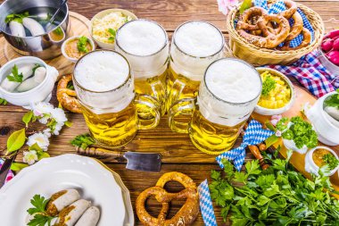Ekim Festivali birası, krakerler ve tahtadan arka planda çeşitli Bavyera spesiyaliteleri.