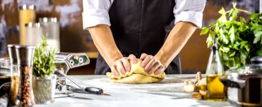 Erkek aşçı yemek hazırlama hamur pizza veya makarna için tablo 