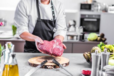 Yemek restoran mutfak şefi, o et veya biftek kesiyor 