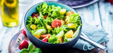 Mutfak masasında kase sebze salatası