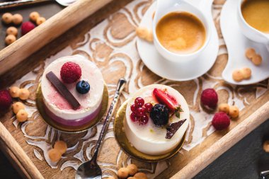 Tatlı kek çilek tablo ile fincan espresso ile yakın çekim