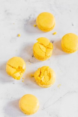 Beyaz arka plan üzerinde Fransız acıbadem kurabiyesi kek