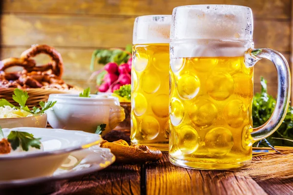 Oktoberfest Cerveja Pretzels Várias Especialidades Bávaras Sobre Fundo Madeira — Fotografia de Stock