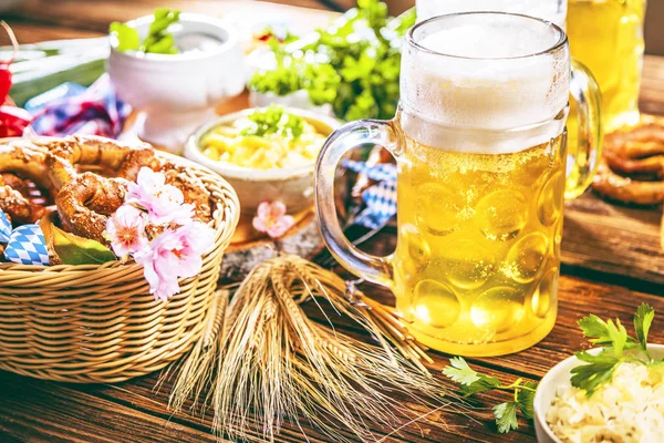 Wiesn Bier Brezeln Und Verschiedene Bayerische Spezialitäten Auf Holzboden — Stockfoto