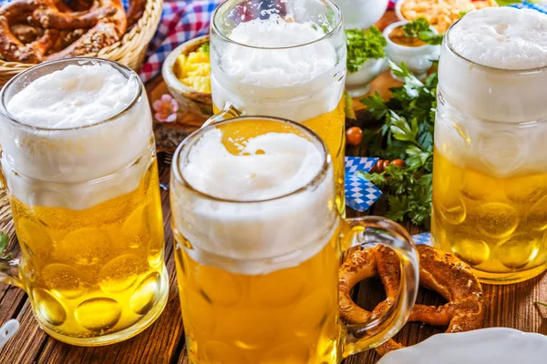 Oktoberfest啤酒 椒盐卷饼和各种巴伐利亚特产木制背景 — 图库照片