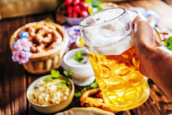 Cerveza Oktoberfest Pretzels Varias Especialidades Bávaras Sobre Fondo Madera —  Fotos de Stock